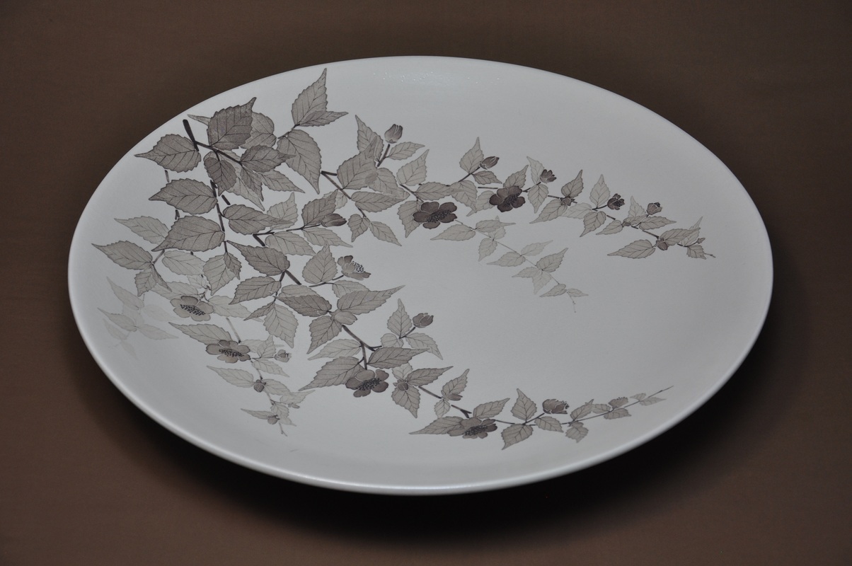 photo Dish with Japanese Rose Design in Washizome